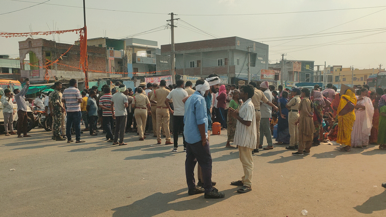 Singareni | సింగరేణి అర్జీ -3 ఓసీపీ -2 బాస్టింగ్ బీభత్సం.. గ్రామం నాగేపల్లిలో ఇండ్ల పై ఎగిరి పడ్డ బండ రాళ్లు