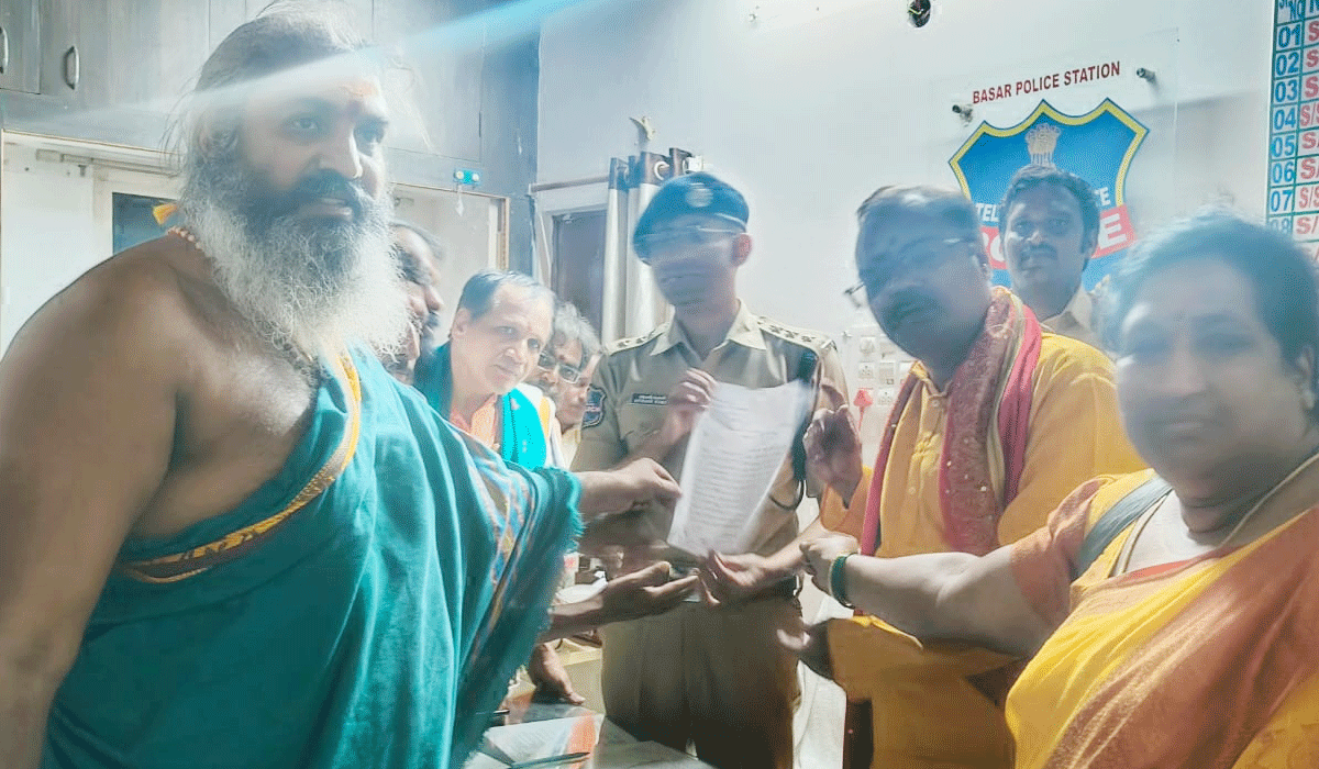 Basara temple | బాసర ఆలయ పూజారిని బైండోవర్ చేయడం అన్యాయం.. రాష్ట్ర బ్రాహ్మణ సంఘం