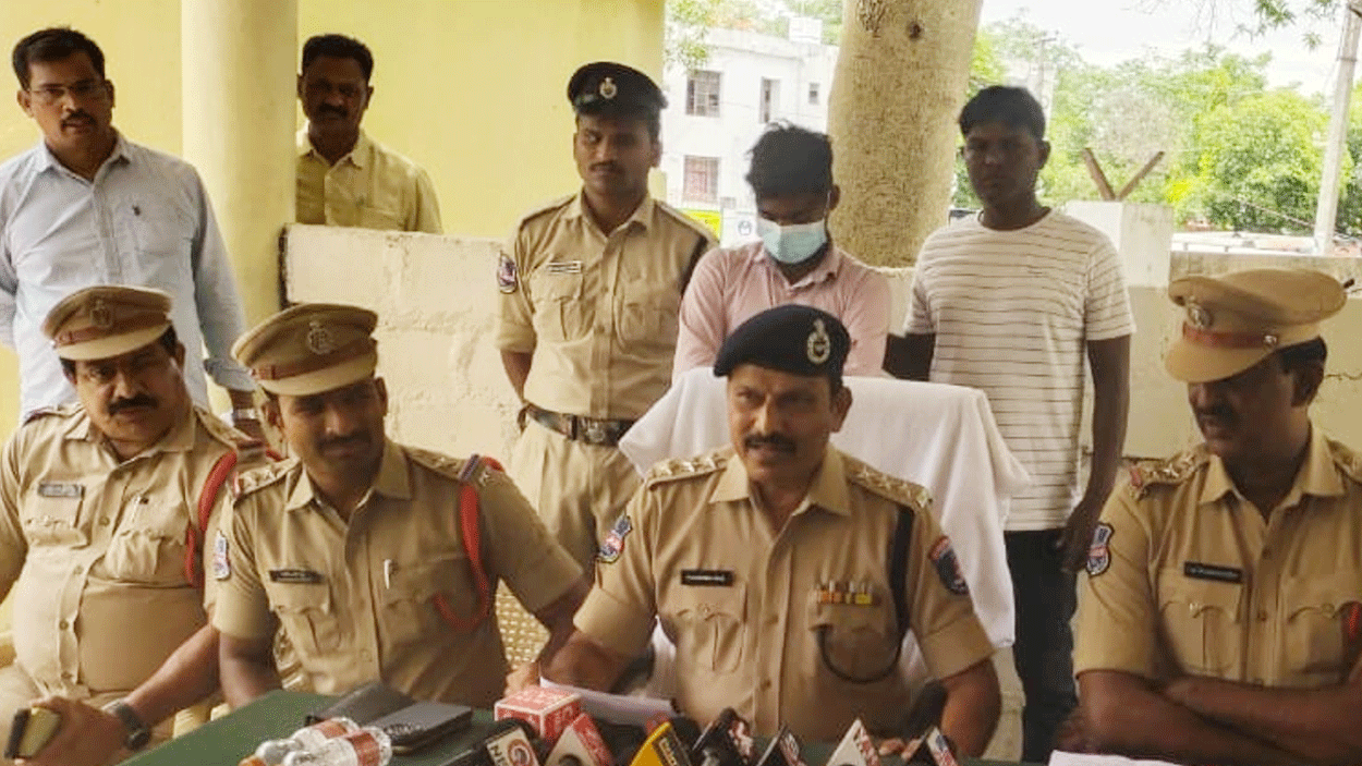 Collector signature forgery | కలెక్టర్ సంతకం ఫోర్జరీ.. ఉద్యోగాల పేరుతో మోసాలకు పాల్పడిన  వరంగల్ మునిసిపల్ ఉద్యోగి అరెస్ట్