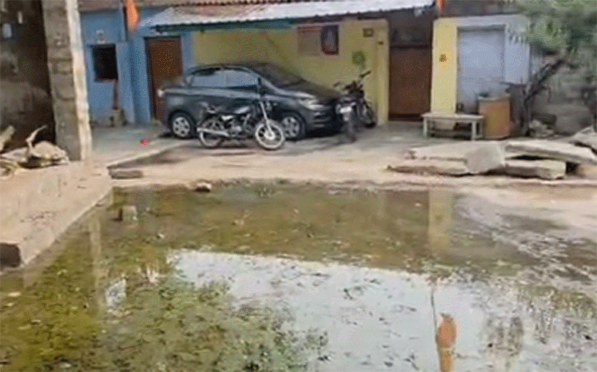 Godavarikhani | రోడ్డు నిర్మాణంలో లోపం… కాలనీ ప్రజలకు శాపం