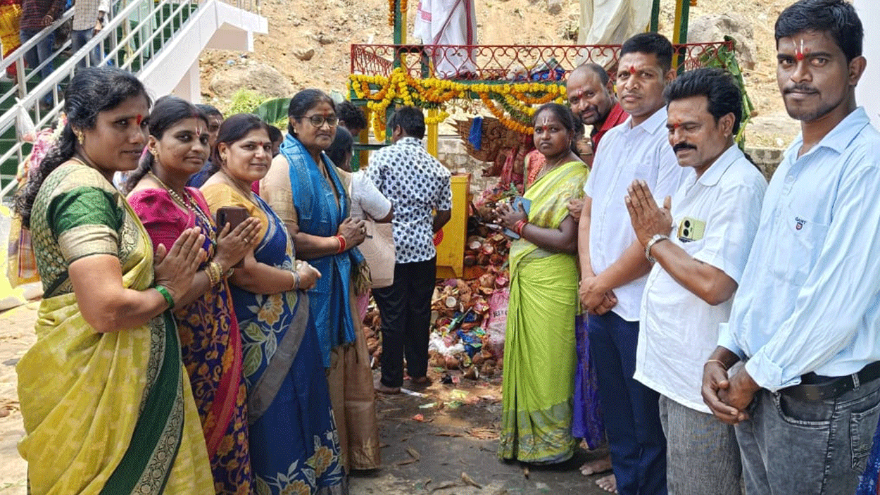 Koppula Easwar | శ్రీ లక్ష్మీనరసింహుడిని దర్శించుకున్న మాజీ మంత్రి కొప్పుల ఈశ్వర్ సతీమణి స్నేహలత