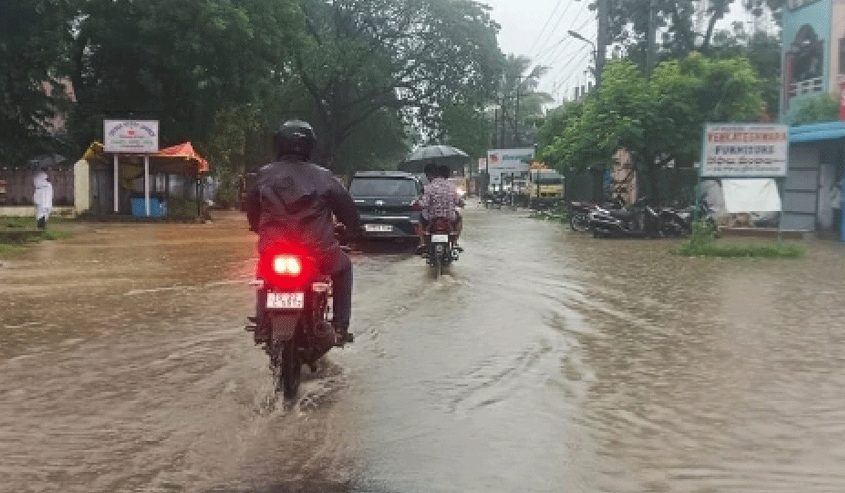 Heavy rain | గోదావరిఖనిలో భారీ వర్షం.. ఉరుములు, పిడుగులతో ఉలిక్కి పడ్డ జనం