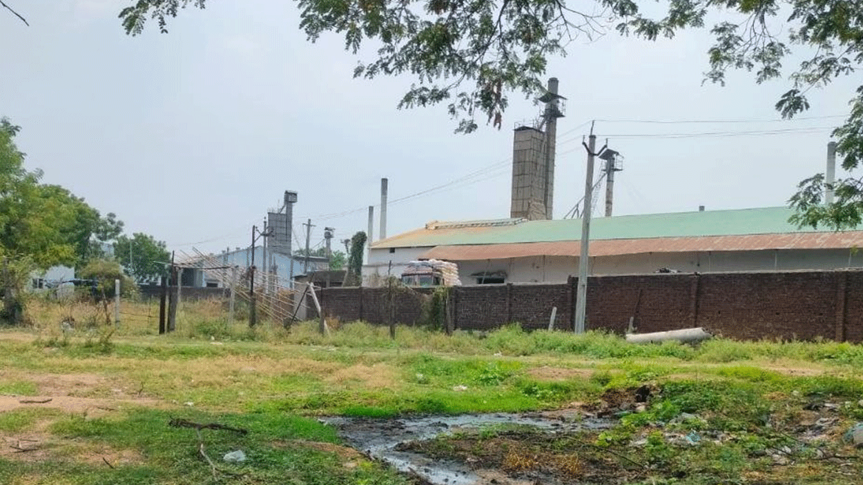 Boiled rice mill | పెద్దపల్లి కలెక్టరేట్ పక్కనే కంపు..! బాయిల్డ్ రైస్ మిల్లు వ్యర్థాలతో దుర్వాసన