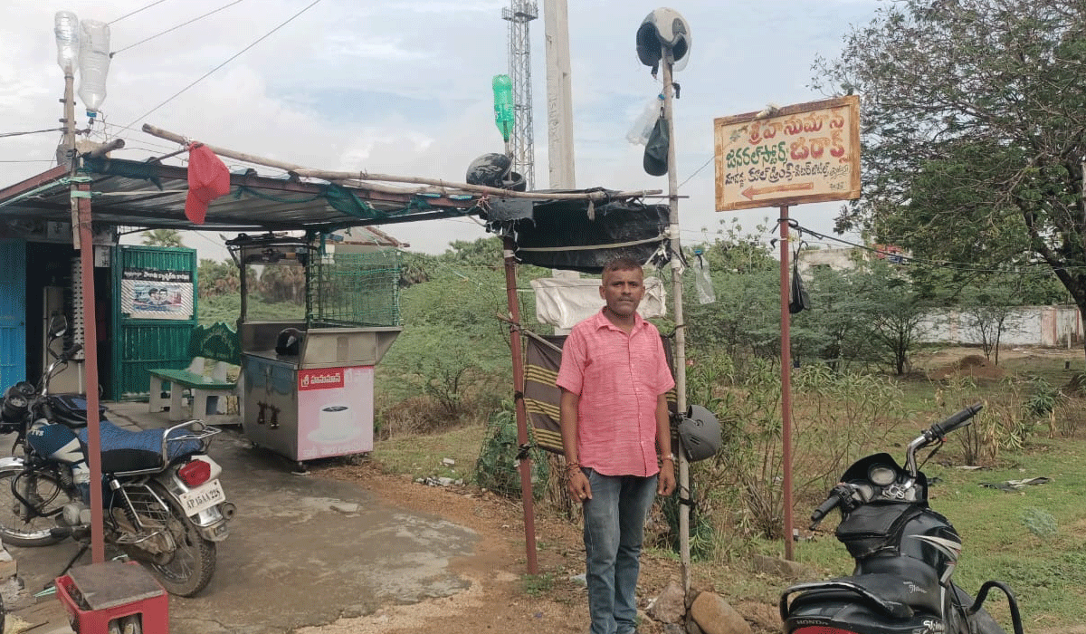 Robbery | పోలీస్ స్టేషన్ కు కూత వేటు దూరంలో చోరీ… రూ.40 వేల విలువైన సామాగ్రి, నగదు మాయం