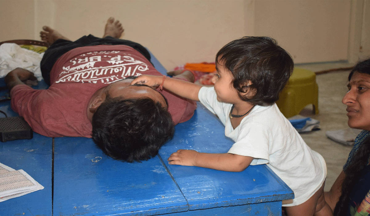 siricilla | లే నాన్న.. లేవు..! తండ్రి మృత దేహాం పై పడి చిన్నారి ఆలాపన..|