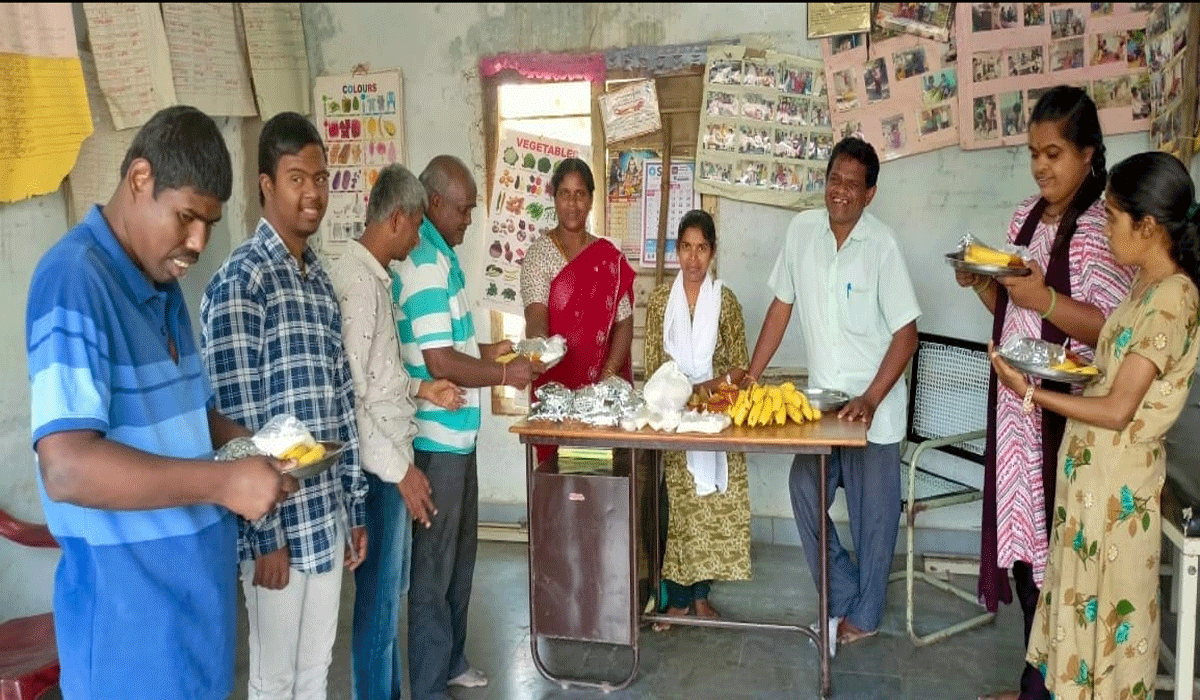 అన్ని దానాల కన్నాఅన్నదానం గొప్పది .. యువ సంకల్ప ఫౌండేషన్ అధ్యక్షులు తుమ్మ రా జ్ కుమార్