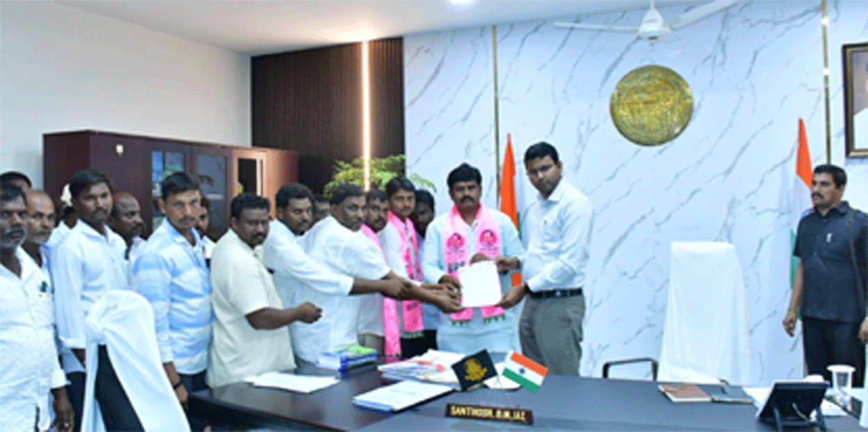 Indiramma houses | ఇందిరమ్మ ఇండ్ల అవినీతిపై  విజిలెన్స్ విచారణ జరిపించాలి.. బీఆర్ఎస్ రాష్ట్ర నాయకుడు డాక్టర్ కురువ విజయ్ కుమార్