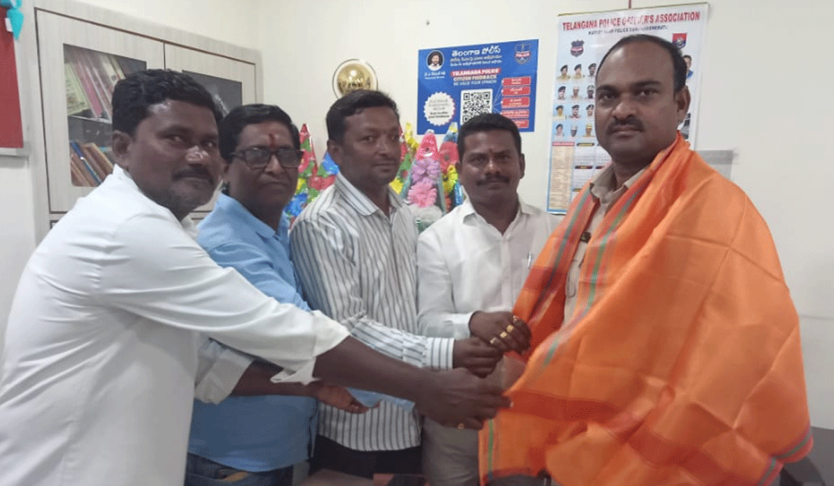 Sagara Sangam leaders | సగర సంఘం నాయకులచే జమ్మికుంట పట్టణ సీఐకి సన్మానం