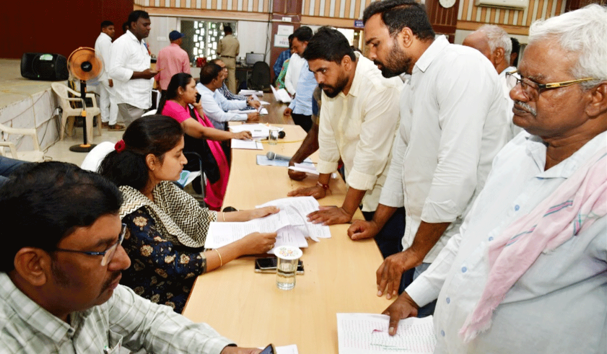  Prajavani | సమస్యలపై ప్రజావాణిలో 337 ఆర్జీల వెల్లువ..