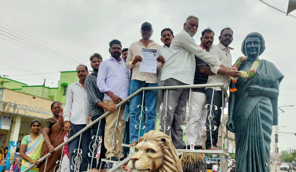 Telangana activists | తెలంగాణ ఉద్యమకారుల సమస్యలు పరిష్కరించాలని ఇందిరాగాంధీ విగ్రహానికి  వినతి
