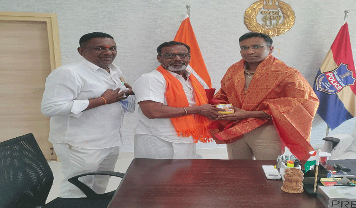  Jagityala SP | జగిత్యాల ఎస్పీని సత్కరించిన కొండగట్టు అంజన్న ఆలయ ఈవో