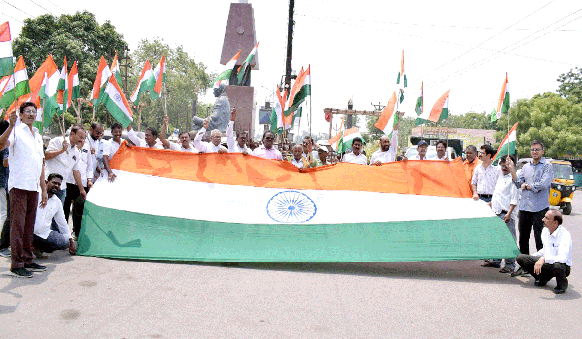 GodavariKhani | గోదావరిఖనిలో భారీ జాతీయ పతాకంతో సంఘీభావ ర్యాలీ