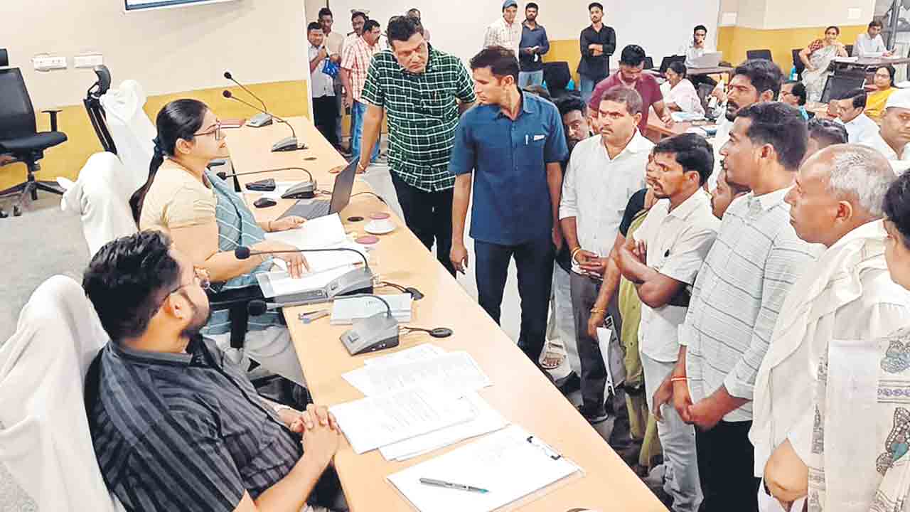 సమస్యలను త్వరితగతిన పరిష్కరించాలి