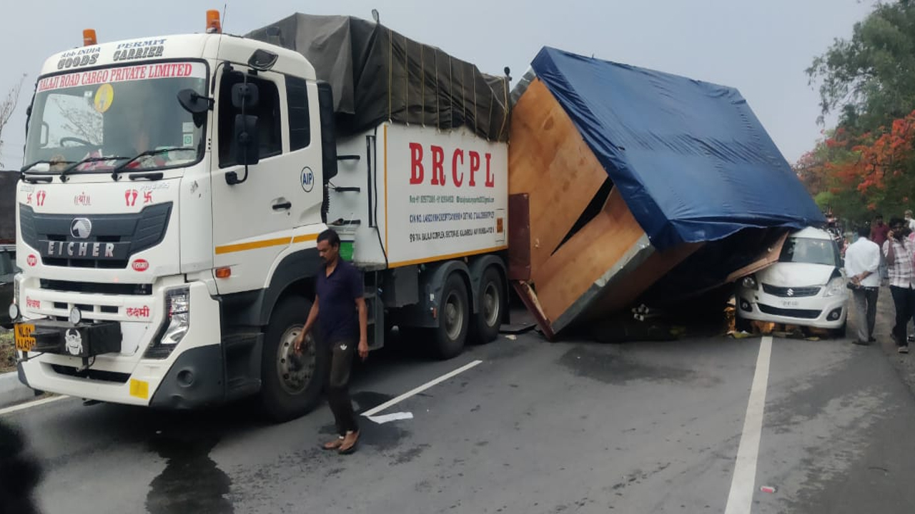 Jogulamba Gadwal | ఎర్రవల్లి చౌరస్తాలో ప్రమాదం.. భారీగా ట్రాఫిక్‌ జామ్‌..