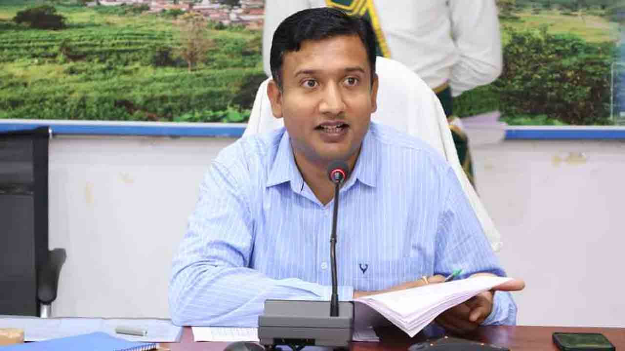 Rajiv Yuva Vikasam | రాజీవ్ యువ వికాసం దరఖాస్తుల పరిశీలన వేగవంతం చేయాలి : కలెక్టర్ రాజర్షి షా