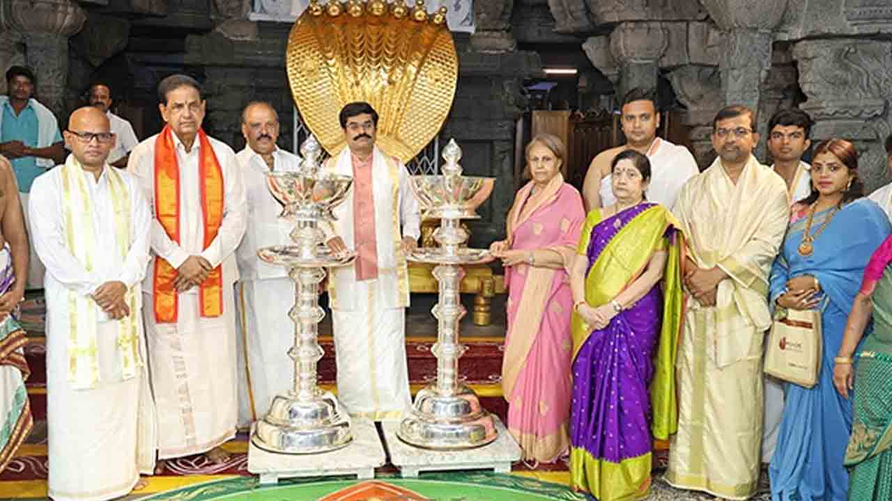 Tirumala | శ్రీవారికి అఖండాలు అందించిన మైసూరు రాజమాత