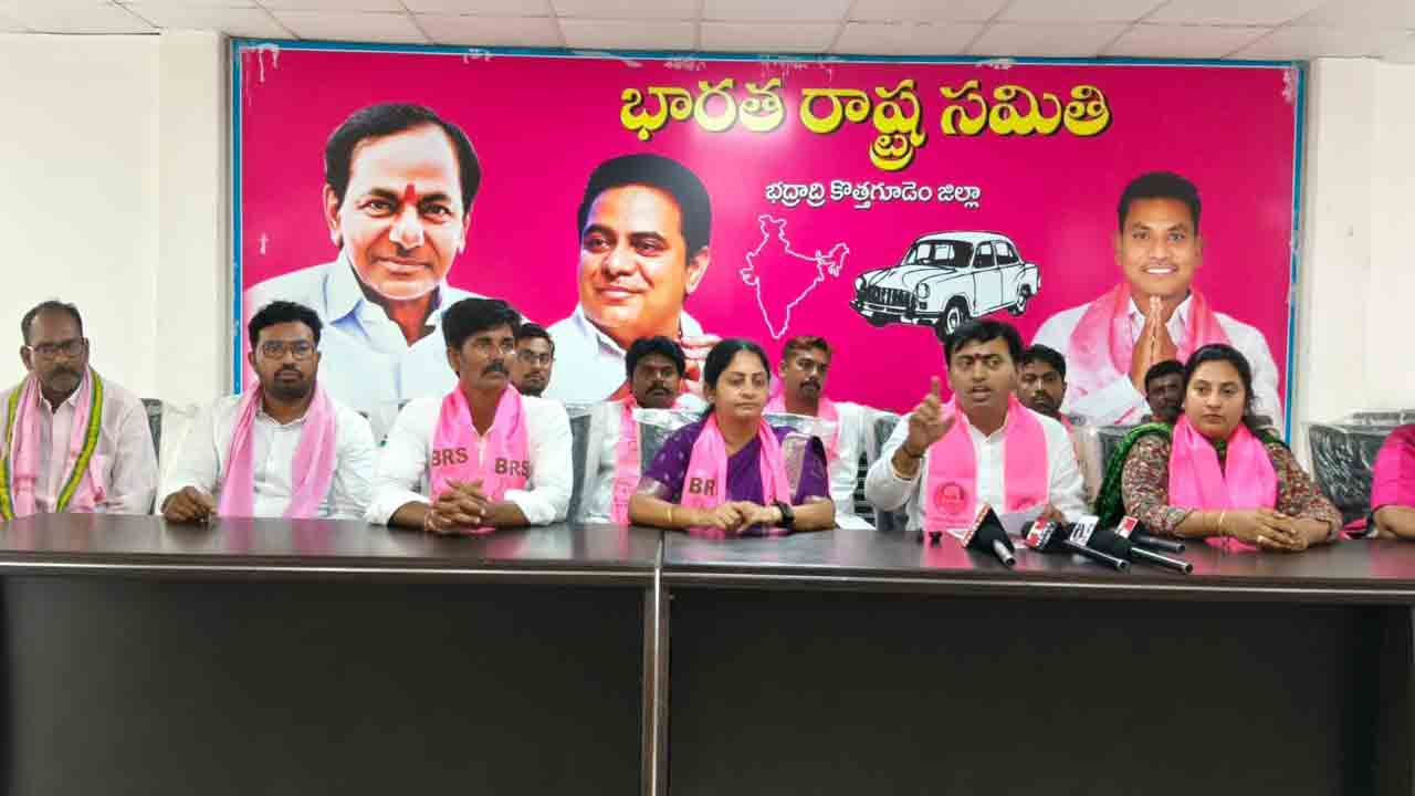 అందాల భామల కాళ్లను ఆడబిడ్డలతో కడిగించడమేంటి?