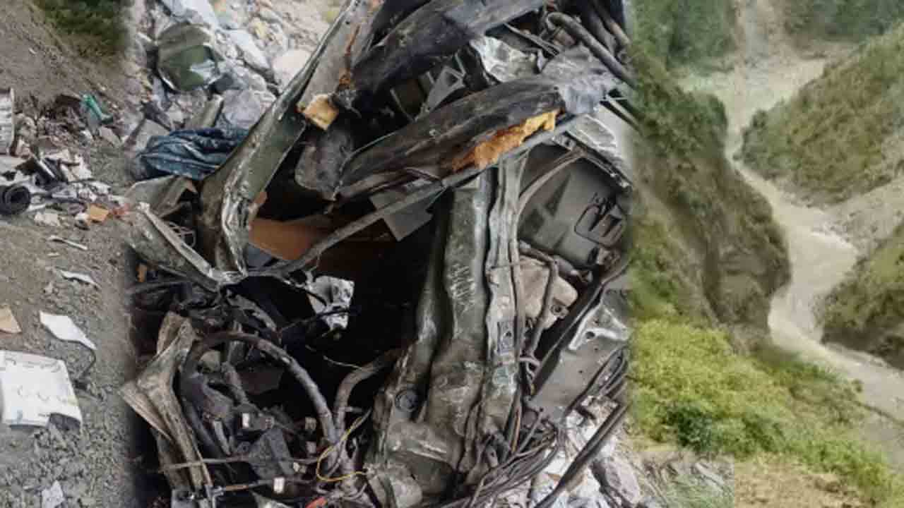 Army Vehicle Falls Into Gorge | లోయలో పడిన ఆర్మీ వాహనం.. ముగ్గురు సైనికులు   మృతి