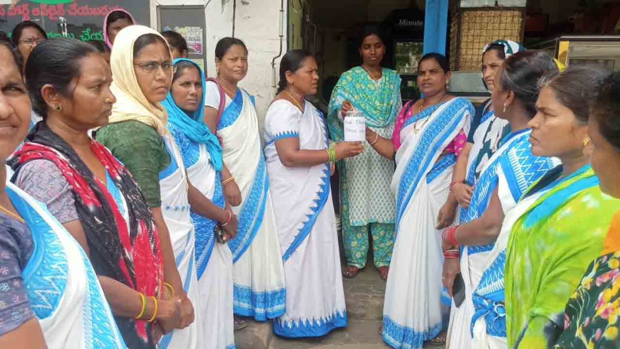Asha Workers | సమస్యలు పరిష్కరించాలంటూ ఆశా వర్కర్ల భిక్షాటన