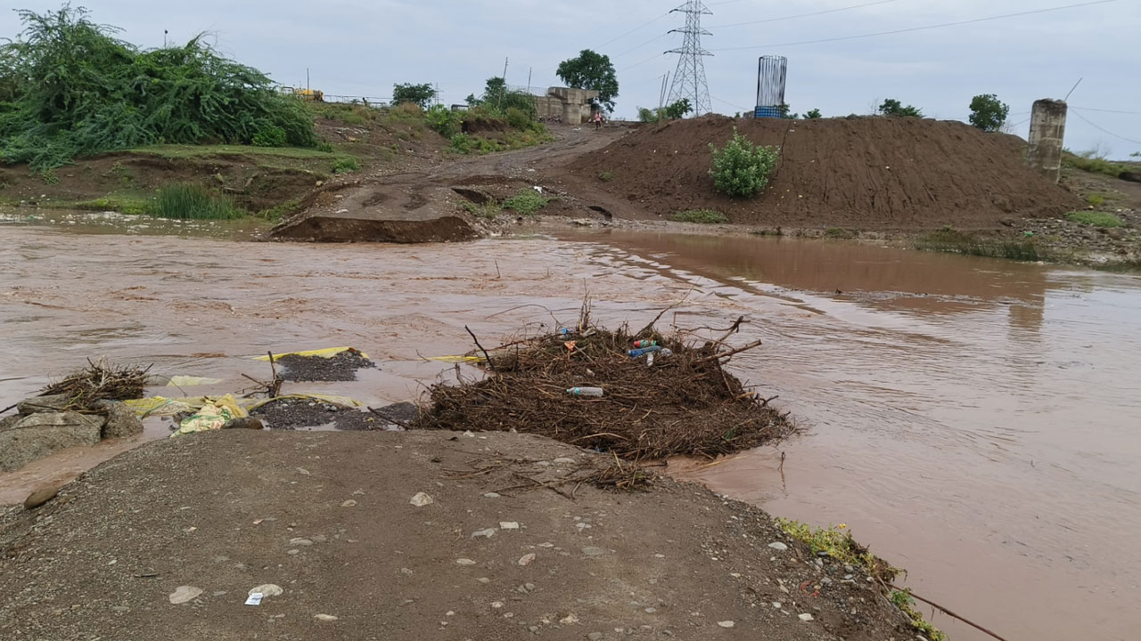 Asifabad | తెగిపోయిన వంతెన.. కొట్టుకుపోయిన ఆటో