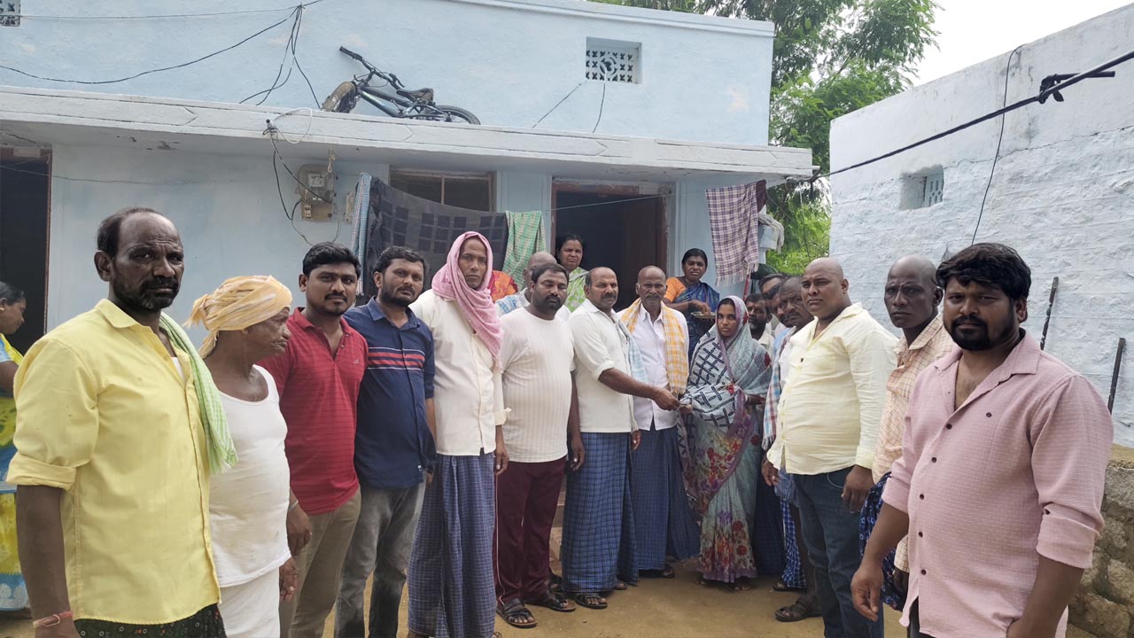బాధిత కుటుంబానికి ఆర్థిక సహాయం అందించిన బీఆర్ఎస్ నేతలు