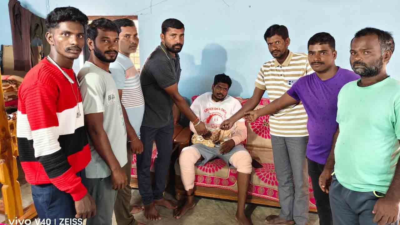 BRS Activist | కరెంట్ షాక్ తగిలిన బీఆర్ఎస్ కార్యకర్తకు అండగా..