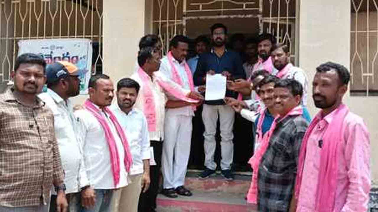 BRS Complaint | అక్రమ ఇసుక రవాణాను అరికట్టాలని అధికారులకు బీఆర్ఎస్ నాయకుల ఫిర్యాదు