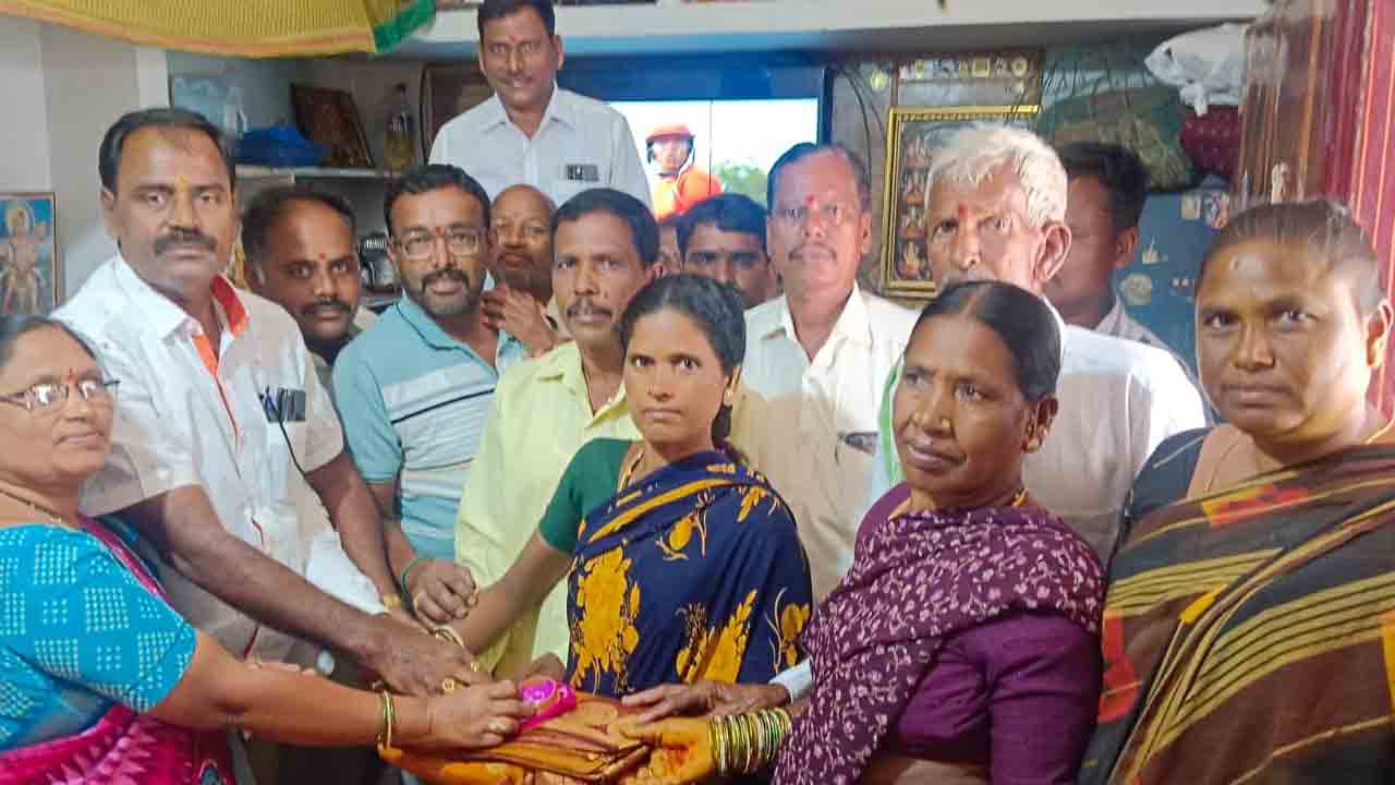 BRS Leader | నిరుపేద వధువుకు బీఆర్‌ఎస్‌ నాయకుడు పుస్తె, మెట్టల అందజేత