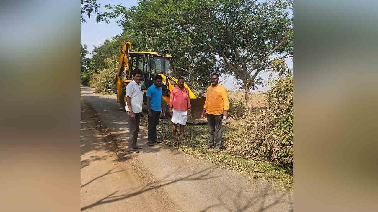 BRS Leaders | విరిగిపడ్డ చెట్లను తొలగించిన బీఆర్‌ఎస్‌ నేతలు.. అభినందించిన గ్రామస్థులు