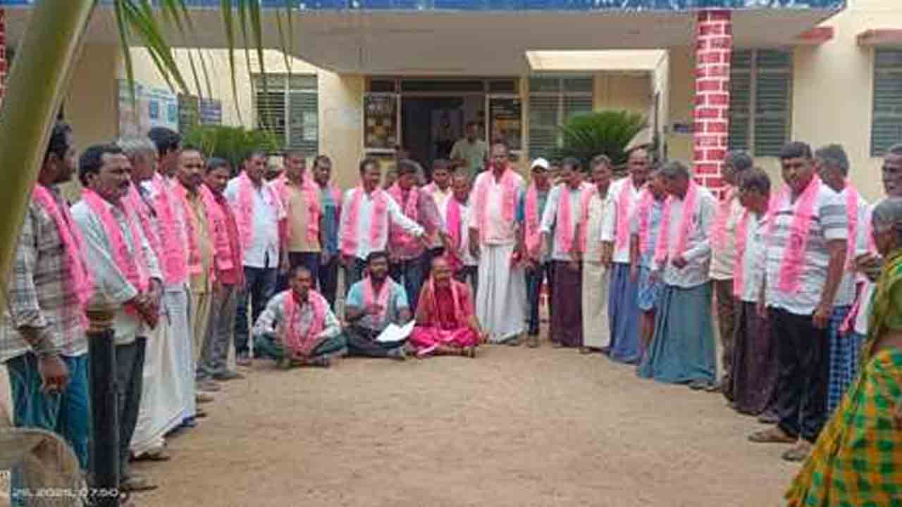 BRS Protest | బీఆర్ఎస్ నాయకుల అరెస్టును ఖండిస్తూ పోలీస్ స్టేషన్‌ ఎదుట ధర్నా