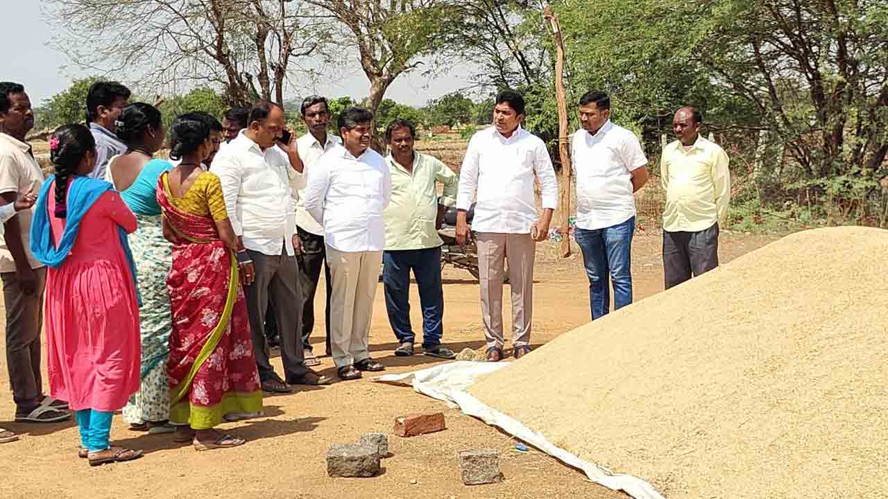 BRS Leaders | తడిసిన ధాన్యాన్ని ప్రభుత్వం కొనుగోలు చేయాలి : బీఆర్‌ఎస్‌ నాయకులు
