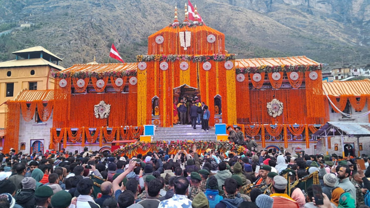 Badrinath Temple | తెరుచుకున్న బద్రీనాథ్‌ ఆలయ ద్వారాలు.. కురిసిన పుష్పవర్షం..!