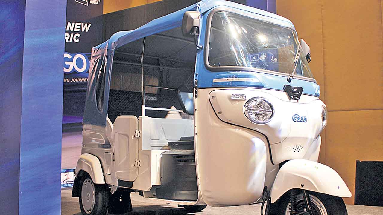 మార్కెట్లోకి బజాజ్‌ గోగో ఈ-ఆటో.. సింగిల్‌ చార్జింగ్‌తో 251 కిలోమీటర్లు