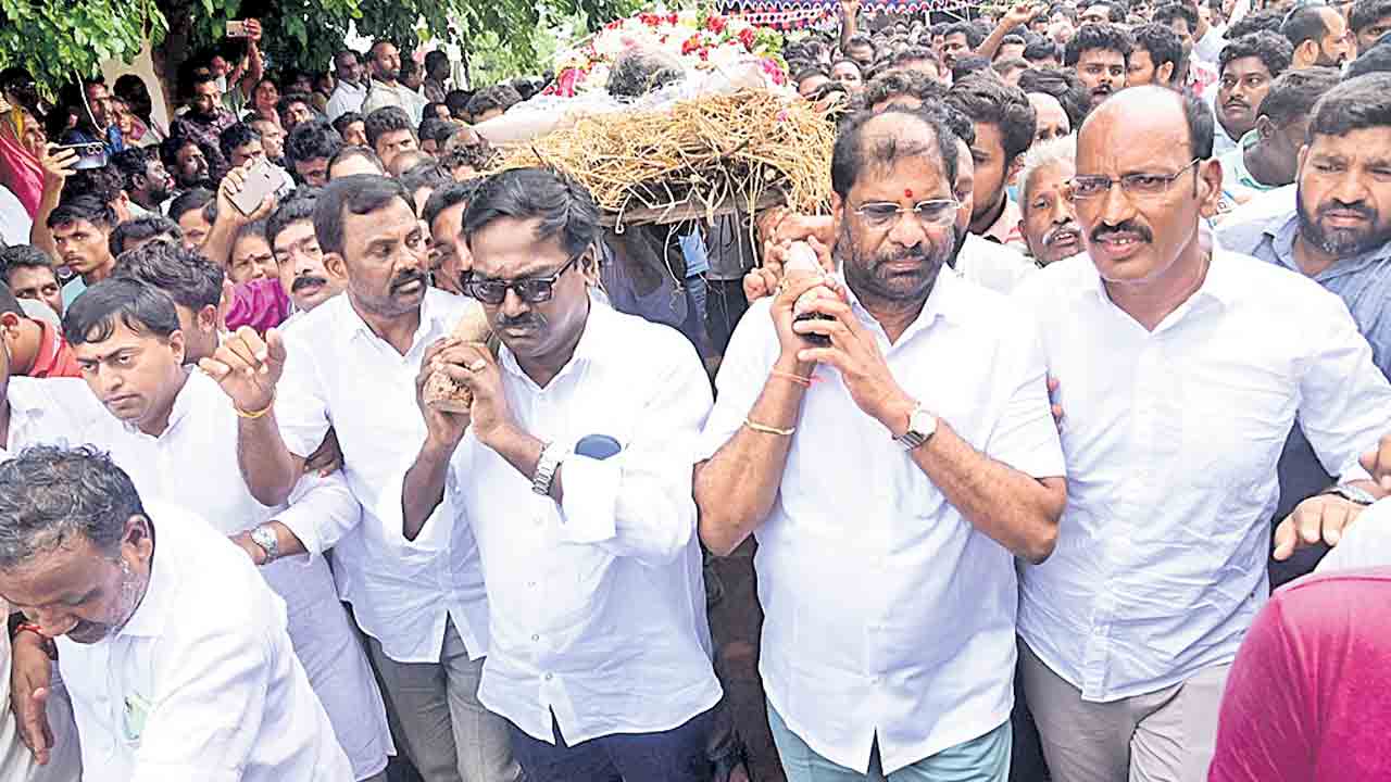 అశ్రునయనాల మధ్య మదన్‌లాల్‌ అంతిమయాత్ర