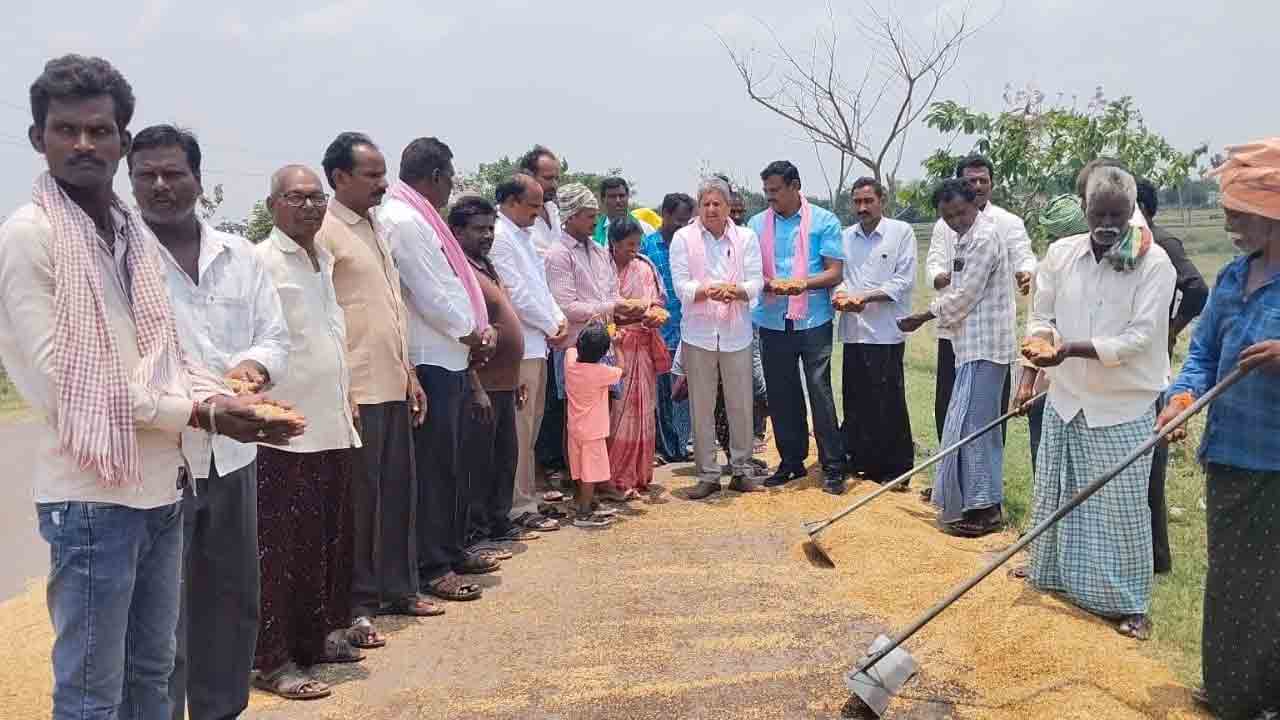 తడిచిన ధాన్యాన్ని ప్రభుత్వమే కొనాలి..