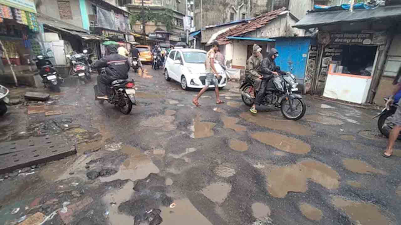 Bengaluru | గుంతల రోడ్లతో వెన్ను నొప్పి.. బీబీఎంపీకి రూ.50 లక్షల నష్టపరిహారం కోరుతూ నోటీసు పంపిన వ్యక్తి