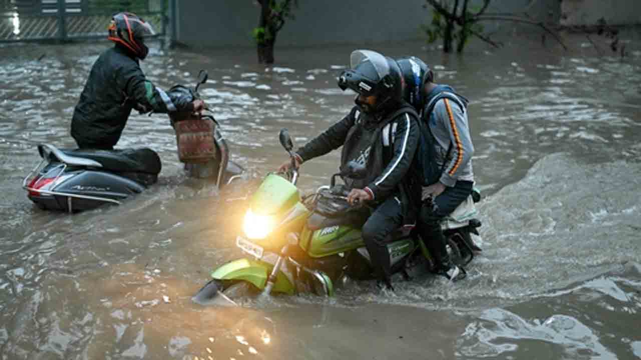 Bengaluru | బెంగళూరులో వర్ష బీభత్సం.. నీట మునిగిన టెక్‌ నగరం.. VIDEOS