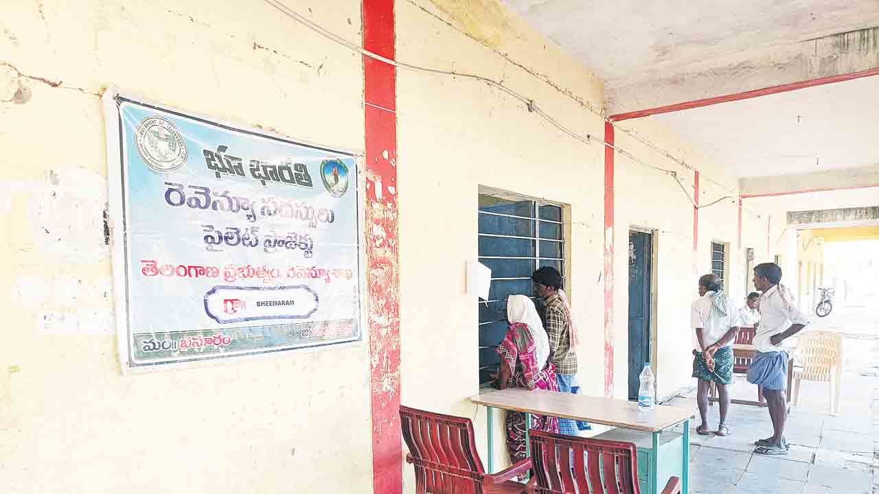 భూ భారతి సదస్సుకు అధికారుల ఆలస్యం