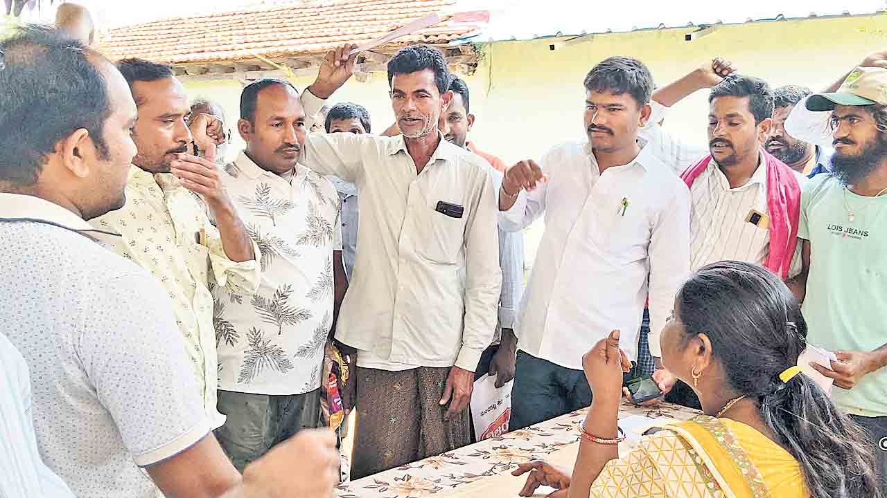 భూభారతి సదస్సులో రైతుల నిరసన