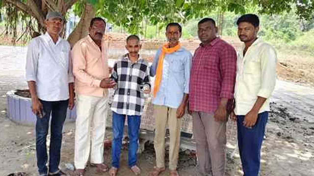 Financial Assistance | అంధ విద్యార్థికి గ్రామస్థుల ఆర్థిక సహాయం