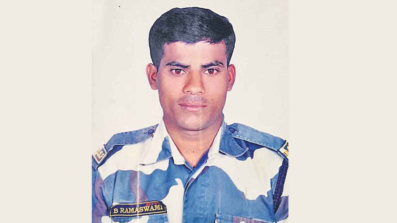 జవాన్‌ భూమి కబ్జా.. న్యాయం చేయాలని వేడుకోలు