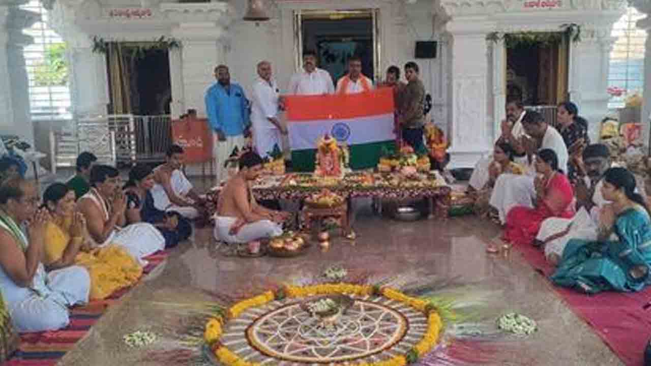 Special Prayers | భారత్ విజయం సాధించాలని లక్ష్మీనరసింహస్వామి ఆలయంలో ప్రత్యేక పూజలు