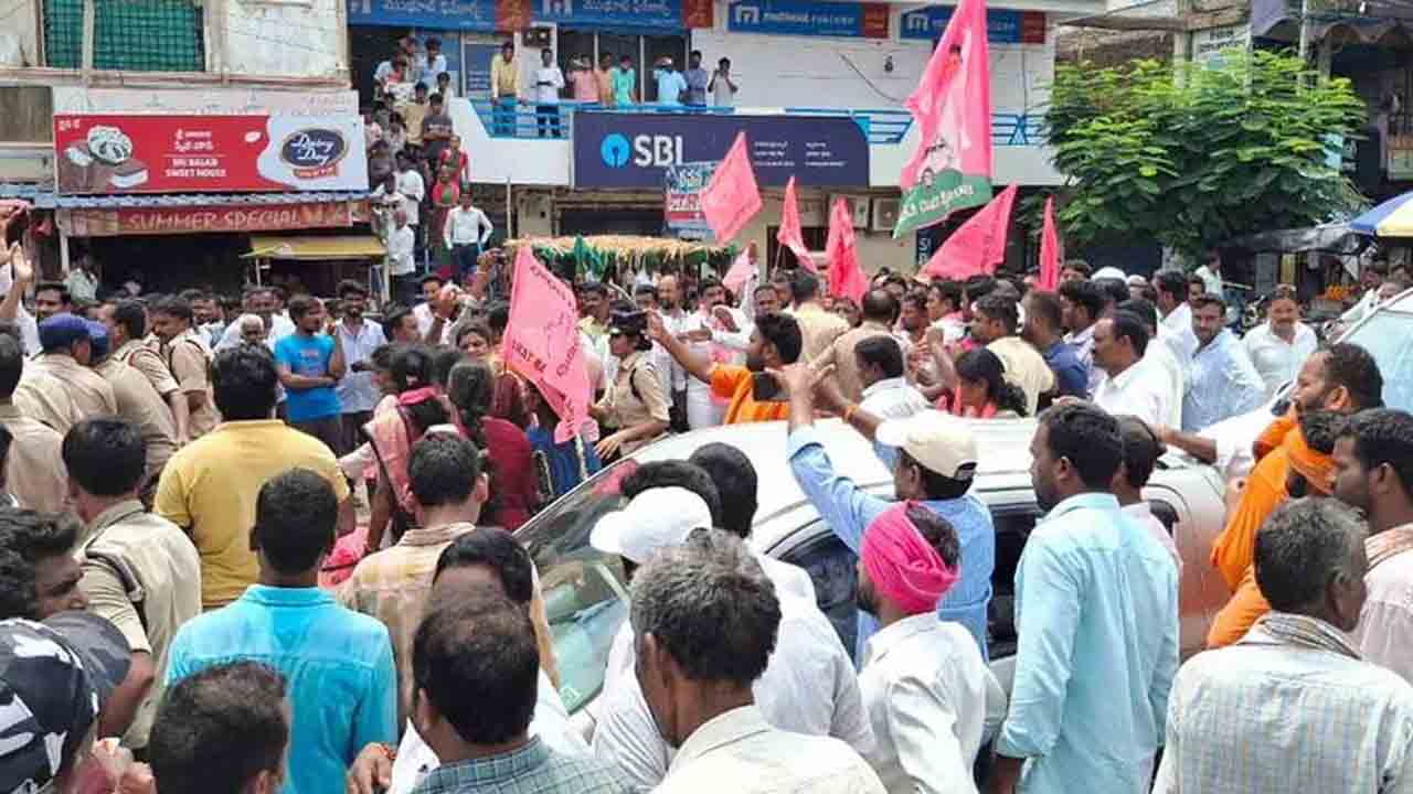 Brs leaders | అభివృద్ధిపై చర్చించే దమ్ము లేక.. బీఆర్‌ఎస్‌ నేతలపై కాంగ్రెస్‌ నాయకుల దాడి