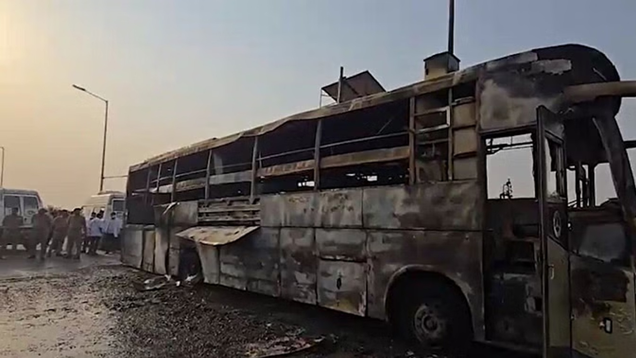 Bus Catches Fire | స్లీపర్‌ బస్సులో చెలరేగిన మంటలు.. ఇద్దరు చిన్నారులు సహా ఐదుగురు సజీవ దహనం..!