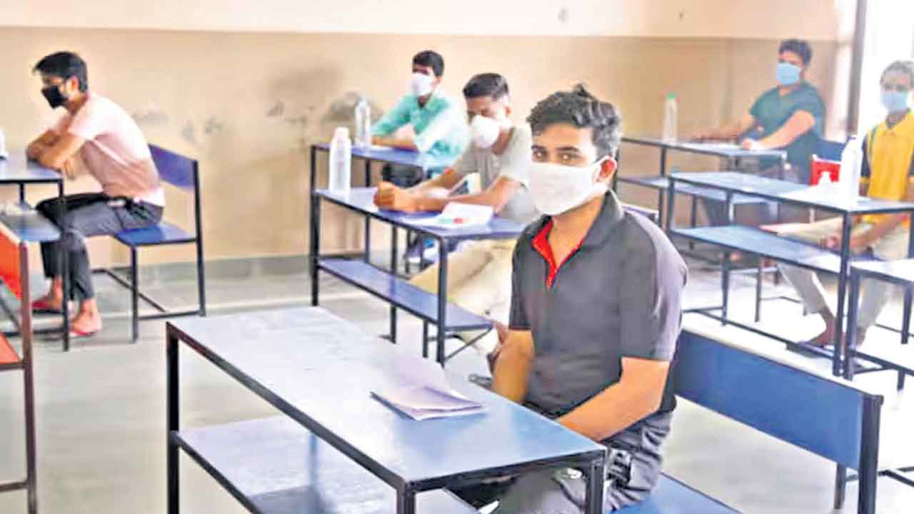 సీఏ ఫైనల్‌ ఎగ్జామ్స్‌ వాయిదా.. భద్రతా పరిస్థితుల దృష్ట్యా ఐసీఏఐ నిర్ణయం