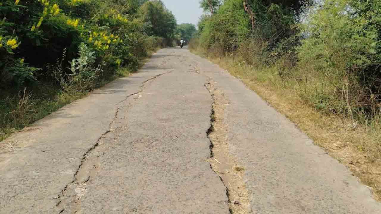 CC Road | ఇలా అయితే ప్రయాణం సాగేదెలా.. సీసీ రోడ్డుకు మరమ్మత్తులు చేయాలని ప్రజల డిమాండ్