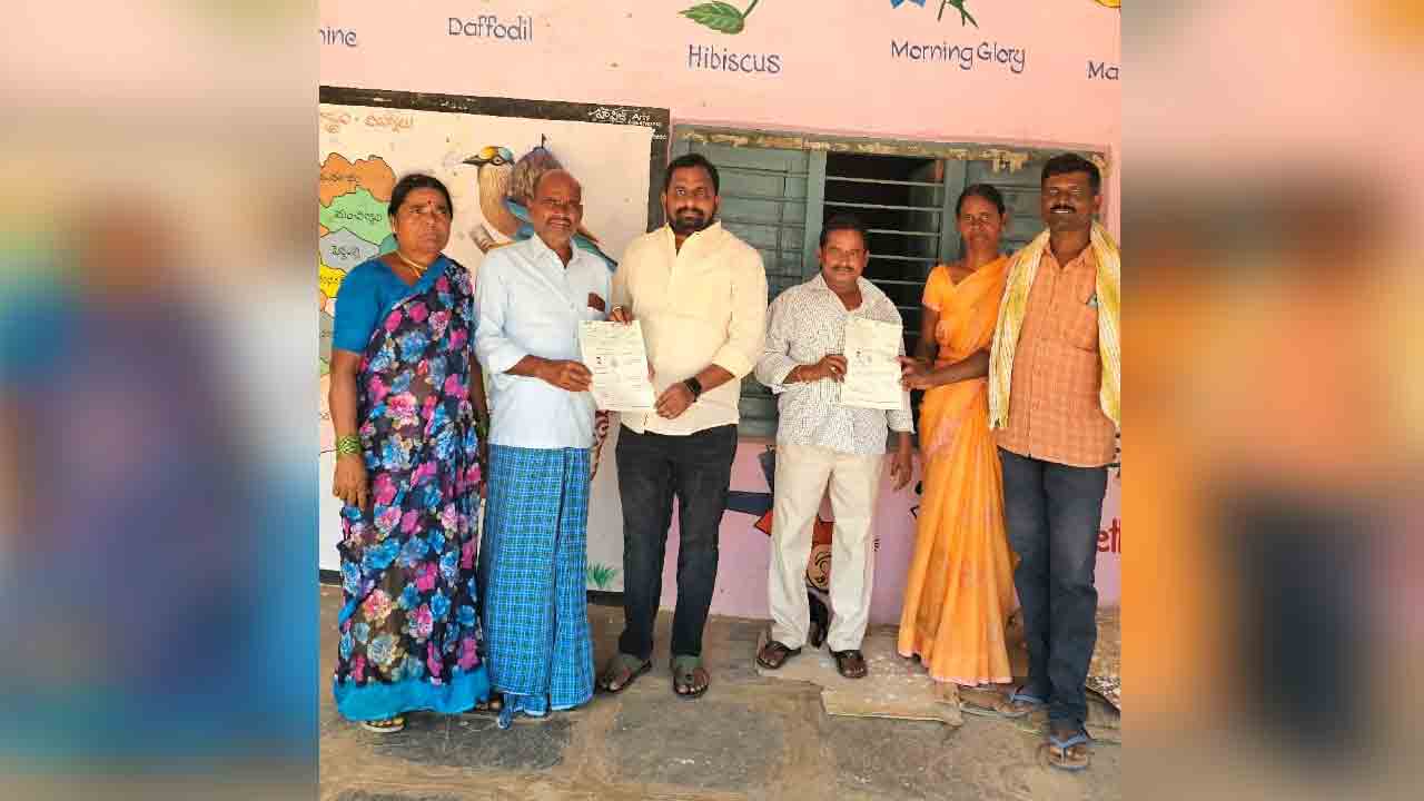 CM Relief Fund | కంటోన్‌పల్లి గ్రామంలో సీఎం సహాయనిధి చెక్కులు అందజేత