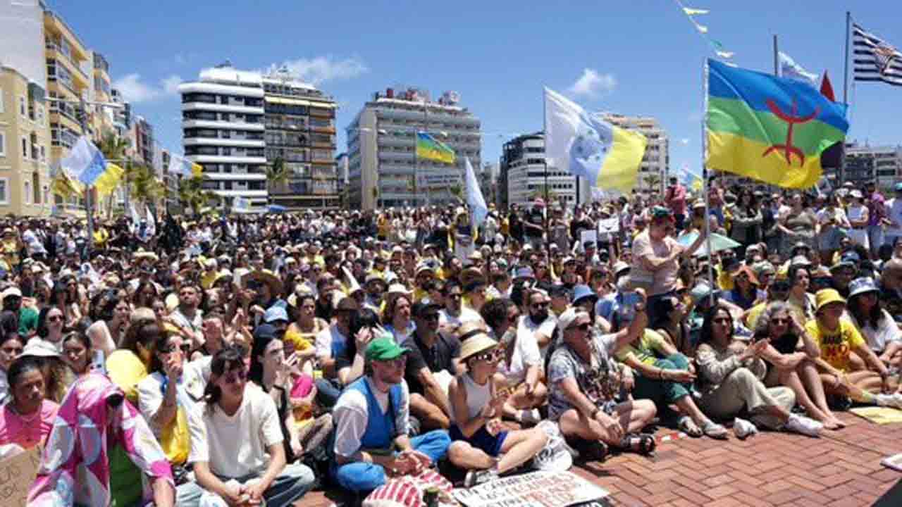 Canary Islands | మా దీవుల పర్యటనకు రావొద్దు.. టూరిజంకు వ్యతిరేకంగా కేనరీ ప్రజల భారీ నిరసన ప్రదర్శన