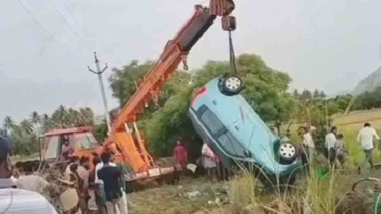 Road Accident | బావిలోకి దూసుకెళ్లిన కారు..ముగ్గురు కర్ణాటక వాసులు మృతి