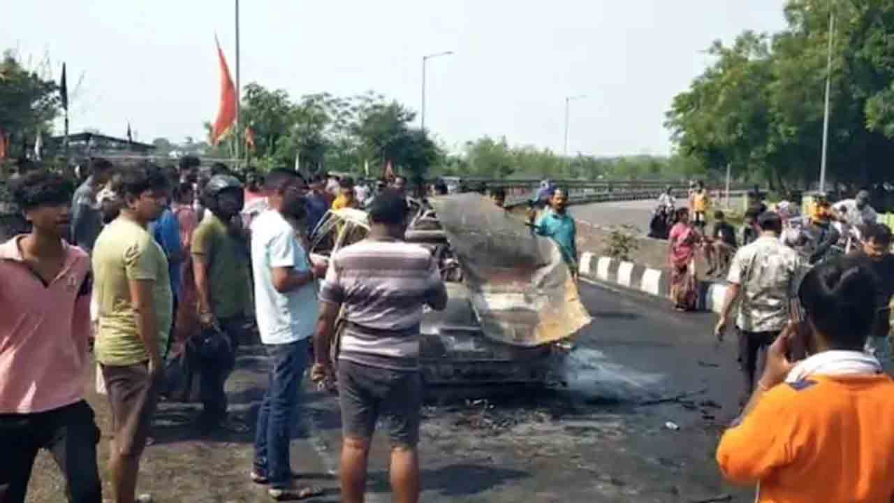Car Explodes | రోడ్డుపై వెళ్తున్న కారు పేలి.. డ్రైవర్‌ సజీవ దహనం